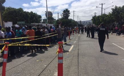 Migrantes haitianos hacen largas filas en migración de Tijuana