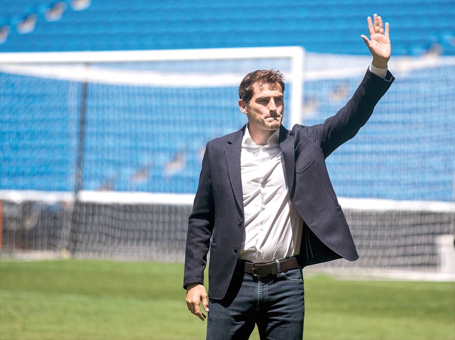 Íker Casillas agradeció a los seguidores en el Santiago Bernabéu. Foto: ANDREA COMAS. REUTERS