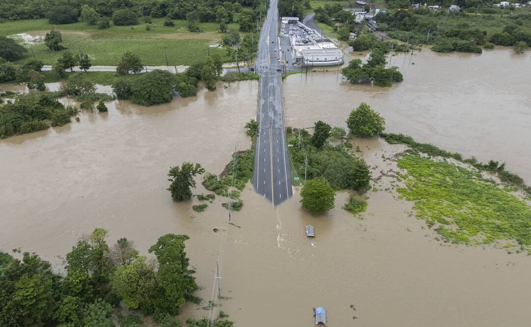 El desbordamiento del río de la Plata inunda una carretera tras el paso de la tormenta tropical Ernesto por Toa Baja, Puerto Rico. Foto: AP