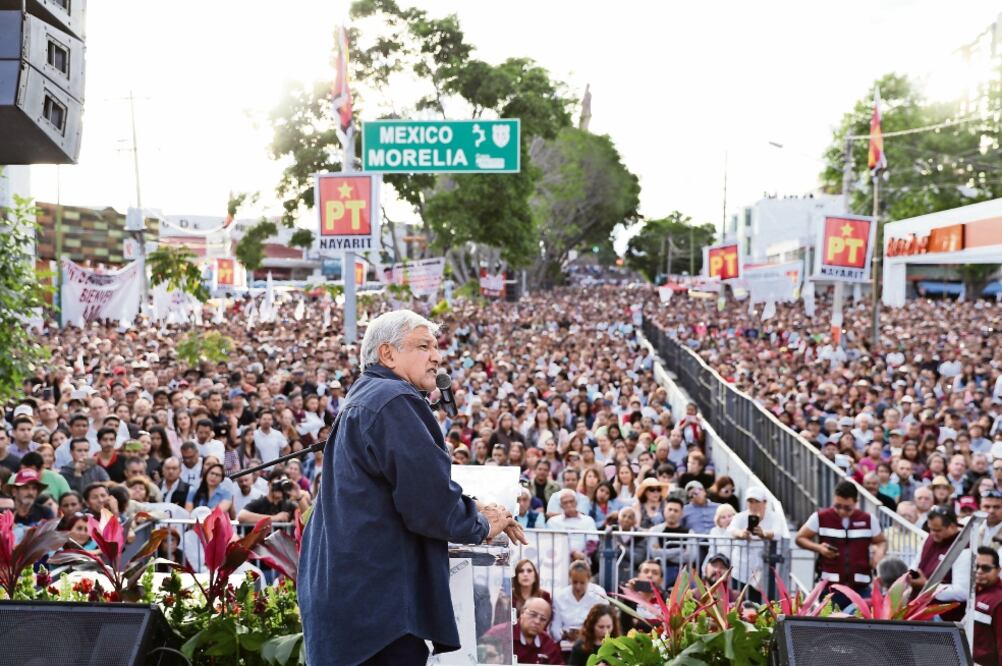 Ante sus seguidores, en el cierre de su precampaña el precandidato Andrés Manuel López Obrador (Morena-PES-PT) aseguró que durante su sexenio no se aumentará el IVA en alimentos y medicamentos ni habrá gasolinazos (GERMÁN ESPINOSA. EL UNIVERSAL)