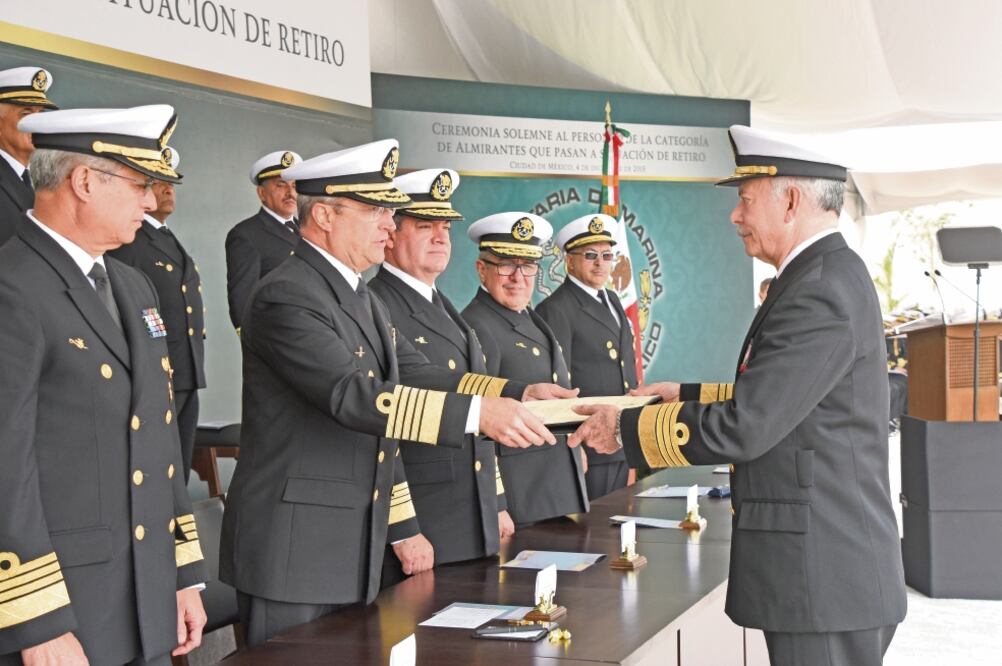 El almirante Vidal Francisco Soberón Sanz, secretario de Marina (segundo de izq. a der.), comentó que la Armada de México dice adiós a un excepcional grupo de marinos que cumplieron fielmente las misiones que se les encomendaron (ESPECIAL)