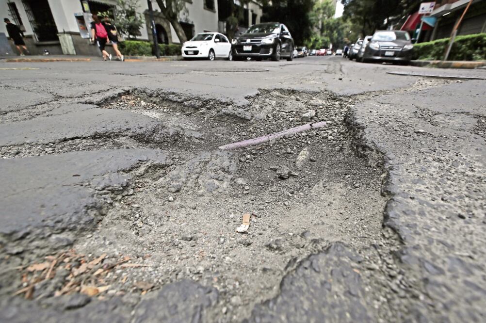 Trabajadores y vecinos de la zona aseguran que los encargados de obras no tapan los baches de la manera correcta. (FOTO: ALEJANDRO ACOSTA. EL UNIVERSAL)