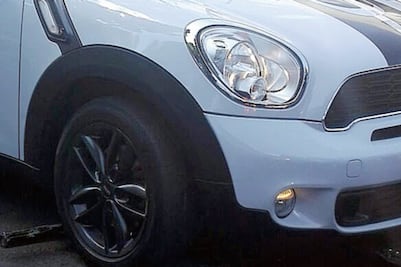 Balean a conductor de Mini Cooper frente a Simón Bolívar en Jardines del Pedregal