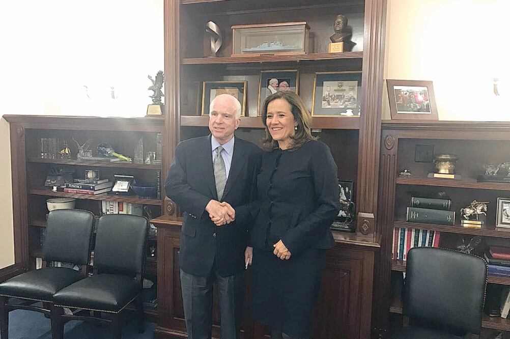 La aspirante a la candidatura presidencial del PAN sostuvo ayer una reunión con el senador republicano John McCain, en el Capitolio. (TOMADA DE TWITTER)