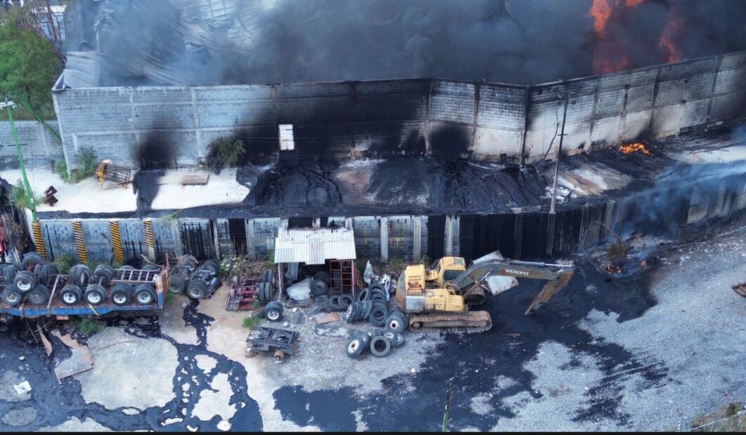 Bomberos combaten un incendio en una empresa de químicos en Escobedo, Nuevo León, el miércoles 10 de septiembre de 2025. Foto: especial