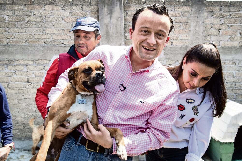 Albergue. Mikel Arriola asistió a un refugio de animales para conocer la situación del lugar y adoptó a un perro 