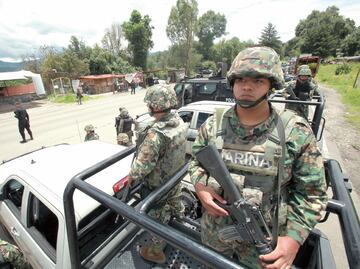 Pobladores agreden con palos y piedras a Marinos en Veracruz; elementos realizan disparos al aire y luego huyen