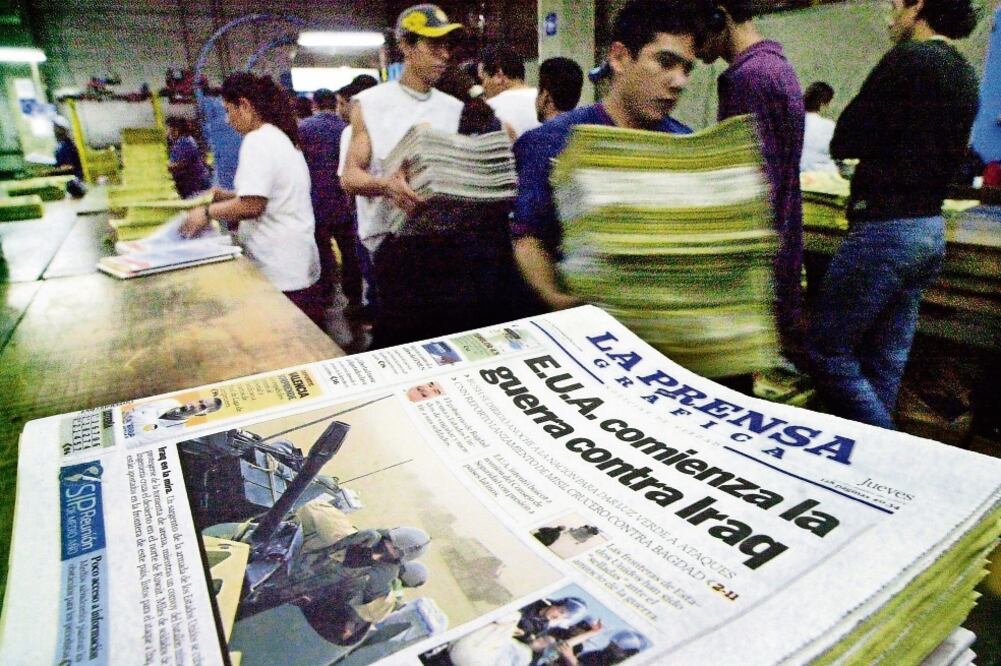 Trabajadores organizan una edición de La Prensa Gráfica, cuyo portal fue hackeado el 8 de julio de 2015 (ARCHIVO. AP)