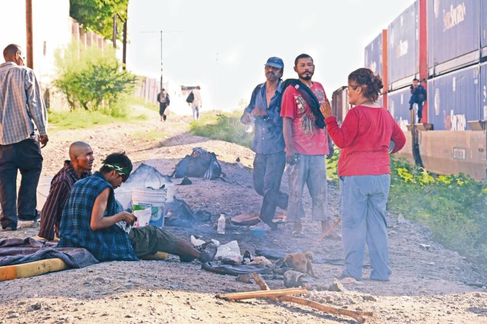 De acuerdo con información del gobierno del estado, tan sólo el año pasado se recibieron en Sonora a más de 37 mil mexicanos repatriados, de los cuales 22 mil ingresaron por la frontera de Nogales y 15 mil por San Luis Río Colorado. (AMALIA ESCOBAR) 
