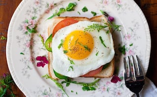 Por qué debes ponerle vinagre a tus huevos estrellados 