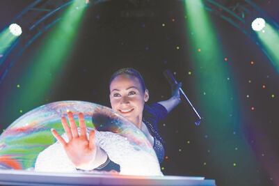 Gazillion bubble show hace arte con burbujas