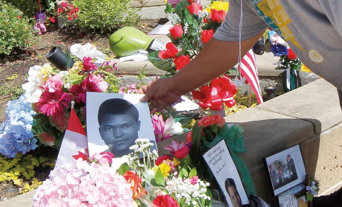 En el Ali Center han sido depositadas flores y bendiciones (JOHN SOMMERS II. REUTERS)
