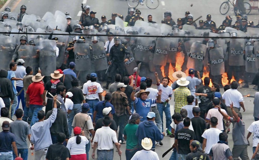 La mañana del 3 de mayo de 2006, la policía municipal de Texcoco desalojó con violencia a un grupo de vendedores de flores del centro, lo que desencadenó enfrentamientos. Foto: Archivo