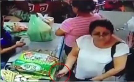 Supuesta maestra roba cartera en una tienda