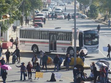 Trabajadores de Salud protestan contra IMSS-Bienestar en Oaxaca; toman carreteras y plazas comerciales