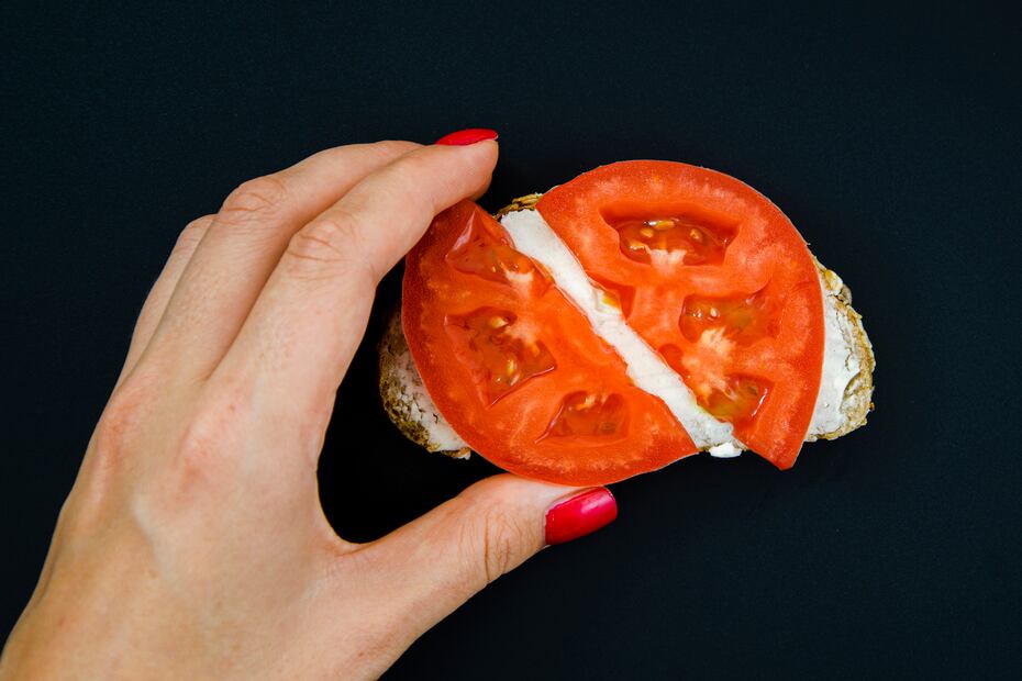 El licopeno, antioxidante presente en el jitomate, ayuda a combatir los radicales libres. Foto: Freepik