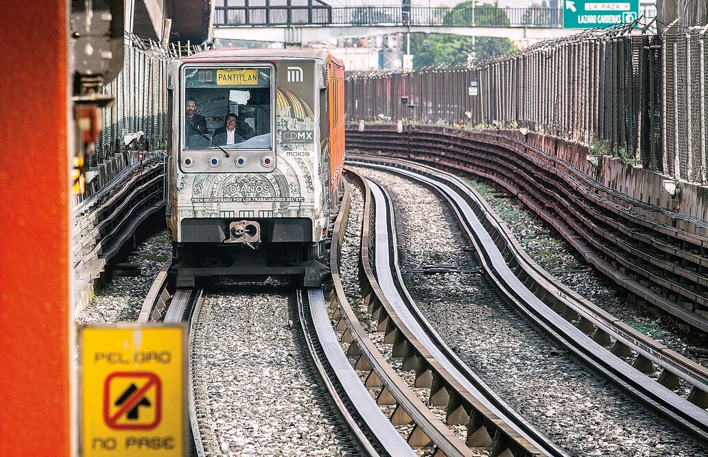 A 10 días del choque de dos trenes en la estación Oceanía, las investigaciones sobre las causas del incidente continúan; ayer se dieron a conocer las grabaciones del diálogo que hubo entre operadores y el centro de control, minutos antes del accidente