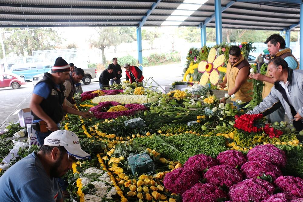 Los retablos son elaborados por floristas expertos originarios de Santa Ana Tenancingo y Ecatepec