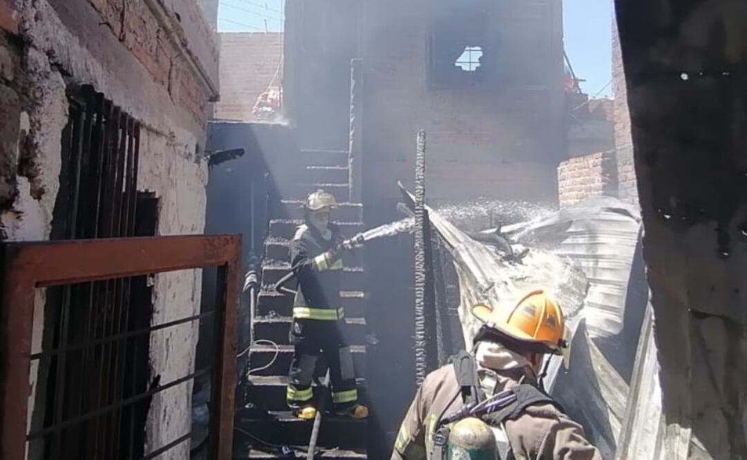 Bomberos y Protección Civil rescataron a cuatro menores y un adulto que se encontraban dentro del inmueble. Foto: Especial