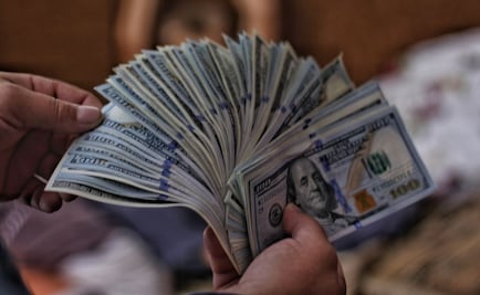 Abuela se encuentra 15 mil dólares, los devuelve y recibe la mejor recompensa de su vida