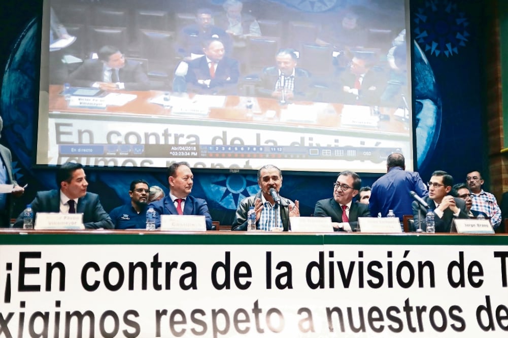 Reclamo. Francisco Hernández Juárez opina que con la división de Telmex nacerá una empresa quebrada que no responderá a obligaciones laborales (ARCHIVO EL UNIVERSAL)