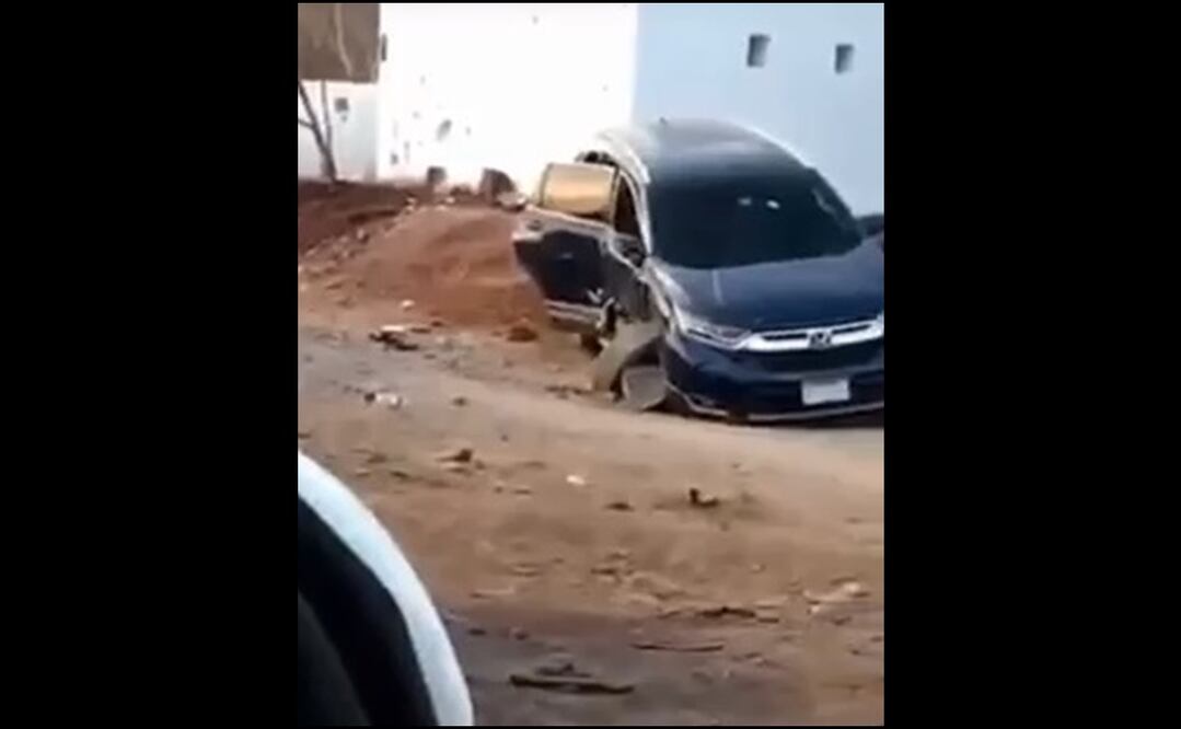 En videos publicados por los lugareños se escuchan las ráfagas de los rifles de asalto y también se ve un vehículo siniestrado, presuntamente involucrado en uno de los ataques. Foto: captura de pantalla