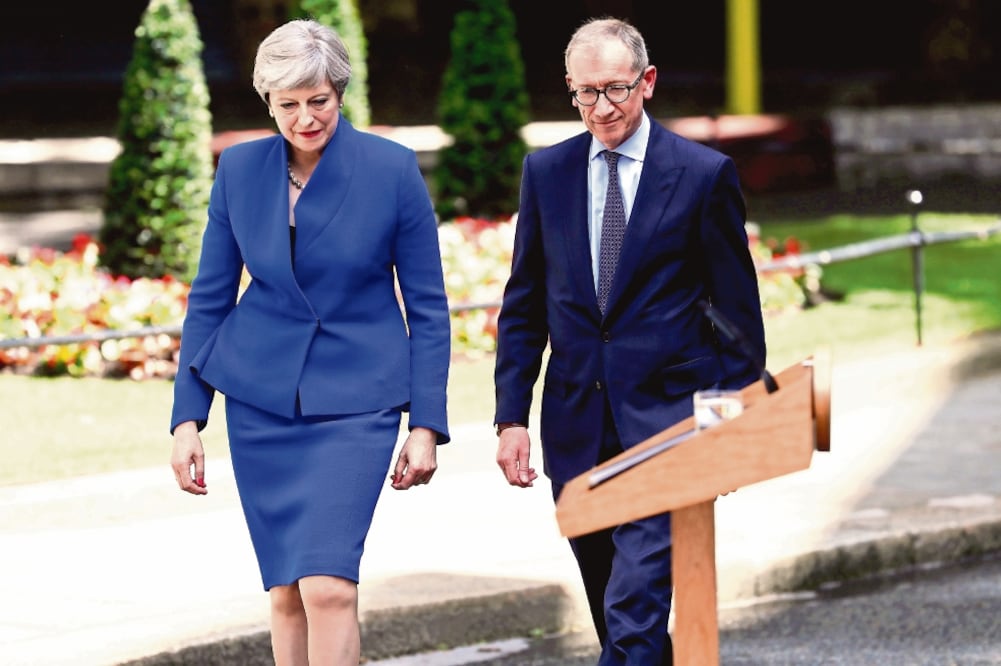 La primera ministra británica, Theresa May, y su esposo Philip, previo a la conferencia en la que ella informó que la reina la autorizó a formar un gobierno de minoría (EDDIE KEOGH. REUTERS)