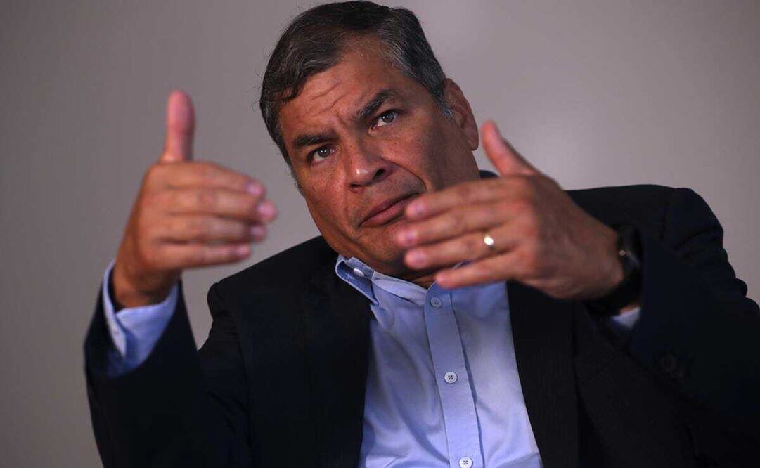 Rafael Correa, que vive en Bélgica desde que dejó el poder, ha sido férreo crítico del gobierno actual de Daniel Noboa y la irrupción en la sede diplomática. Foto: AFP