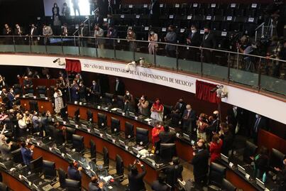 Senado devela en letras de oro placas alusivas al bicentenario de la Independencia