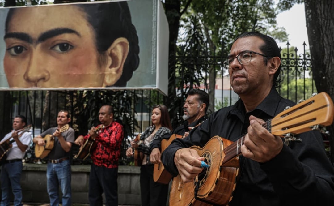 Afuera del Museo de Arte Moderno se llevó a cabo un performance para despedir la colección Gelman. Foto: Gabriel Pano/EL UNIVERSAL.
