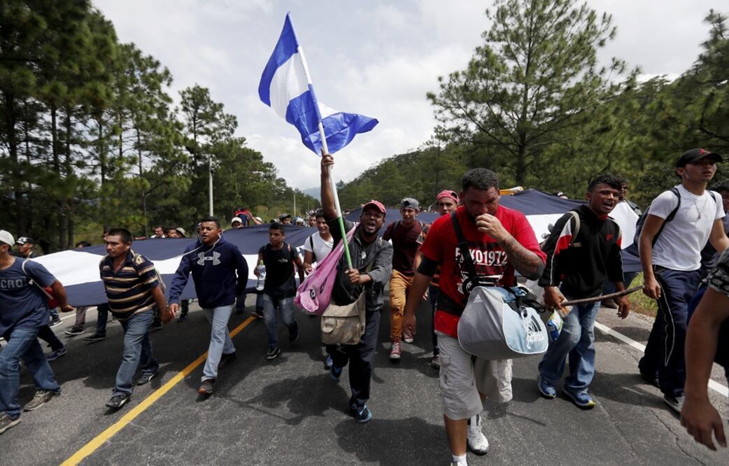 Familias migrantes participan en una caravana que salió desde Honduras y se acerca a la frontera con Guatemala. Foto: EFE