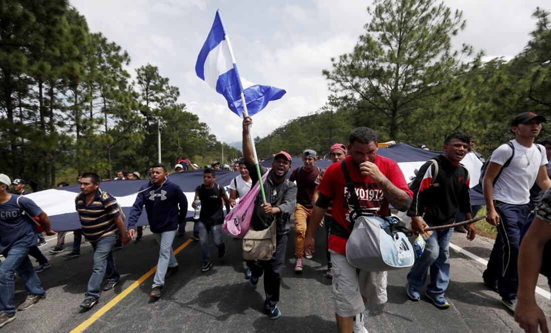 Familias migrantes participan en una caravana que salió desde Honduras y se acerca a la frontera con Guatemala. Foto: EFE