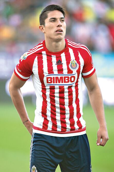 El ex central de Chivas y ahora en la Fiorentina y Jona en el “Submarino Amarillo”, en la competitiva liga europea (ARCHIVO. EL UNIVERSAL)