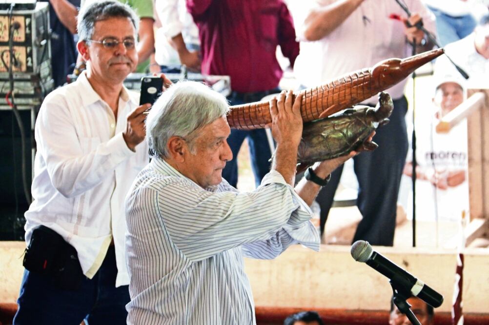 El presidente de Morena, Andrés Manuel López Obrador, rechaza la posibilidad de una alianza con el PRD para las elecciones presidenciales de 2018, debido a que el sol azteca apoyó la reforma energética (LUMA LÓPEZ. EL UNIVERSAL)