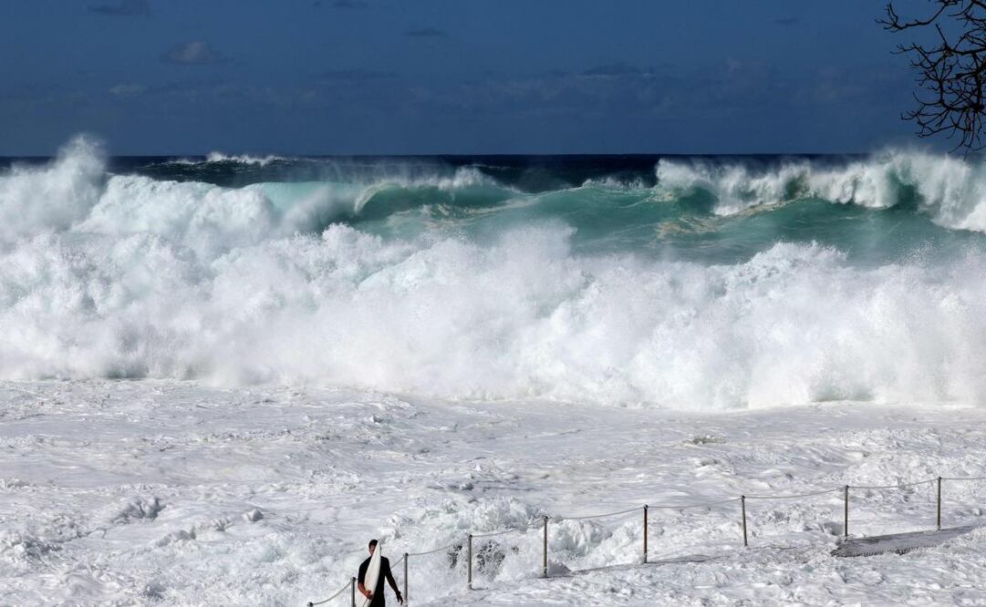 Olas de 5 metros impiden a turistas acercarse al mar en la playa Bronte en Sydney. (19/04/25) Foto: AFP