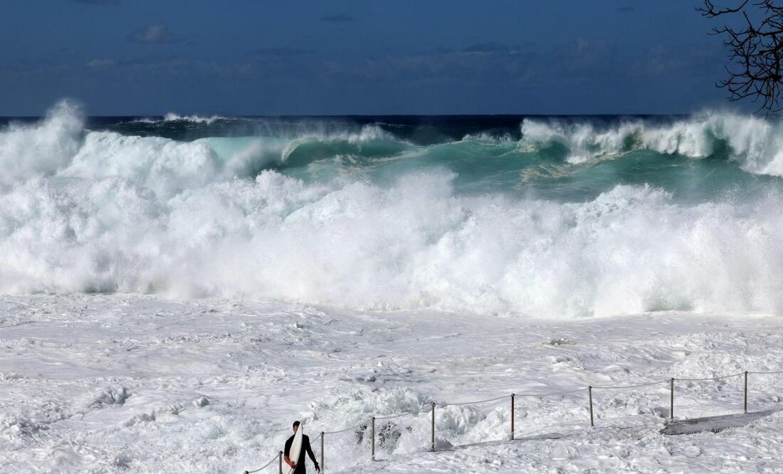 Olas de 5 metros impiden a turistas acercarse al mar en la playa Bronte en Sydney. (19/04/25) Foto: AFP