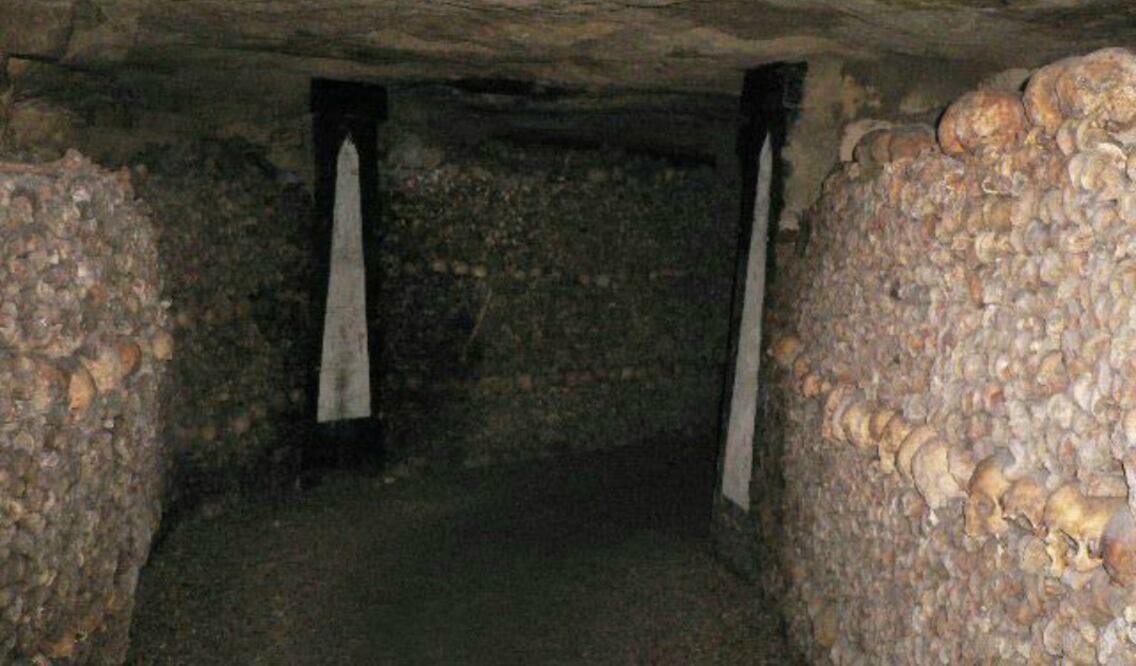Hasta el momento se han contabilizado 30 kilómetros de pasadizos, los cuales se interceptan y separan bajo el centro de la Ciudad Luz, llegando incluso hasta los suburbios. (Foto: Les catacombes)