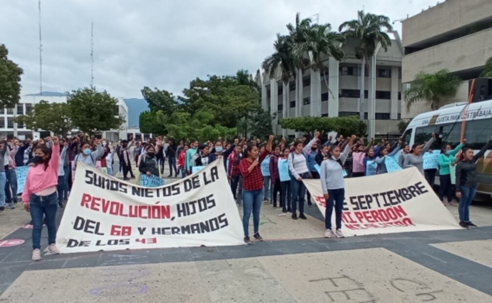Estudiantes en Chiapas marchan por los 43 normalistas desaparecidos de Ayotzinapa