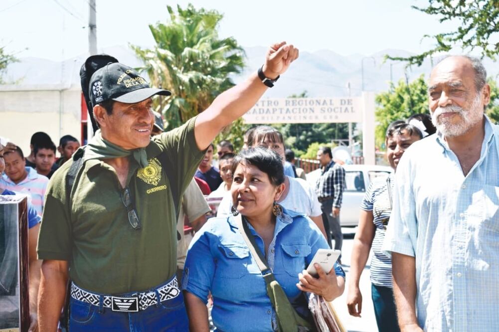 Con el puño en alto, el guardia civil abandonó el penal de Chilpancingo vestido con la playera verde olivo que identifica a la Policía Comunitaria de la CRAC. Foto: SALVADOR CISNEROS