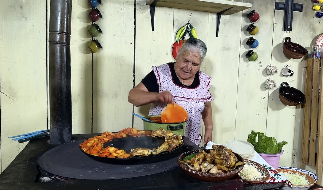 La salsa de guajillo para las enchiladas placeras no debe estar espesa. Foto: Captura de pantalla / YouTube "De Mi Rancho a Tu Cocina"