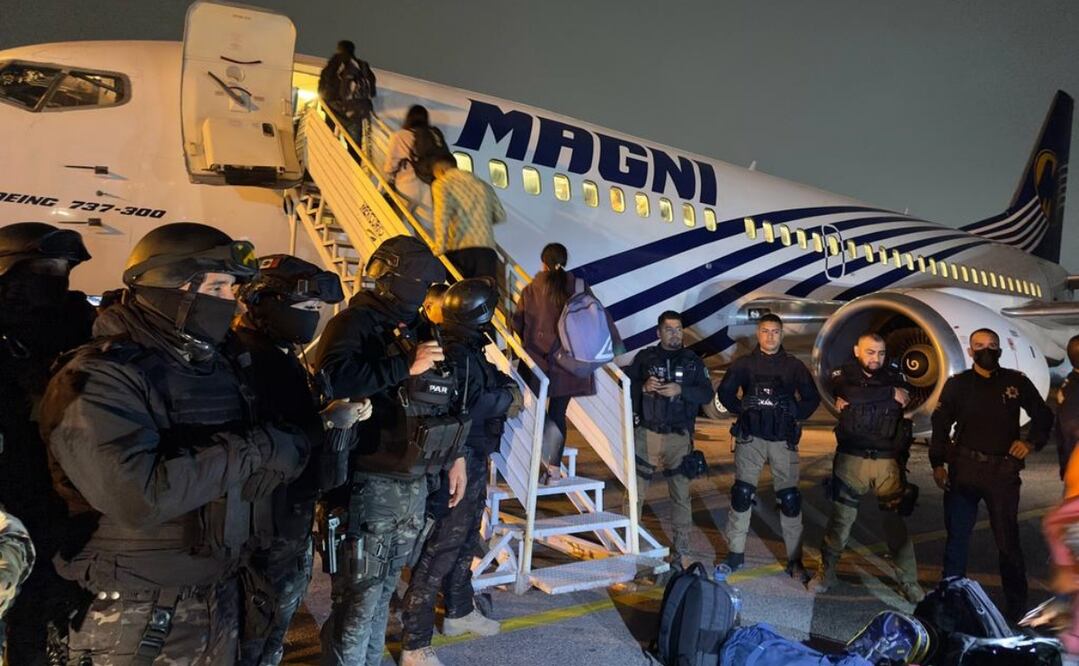 Se realizó el traslado de personas migrantes extranjeras en un vuelo Magnicharter desde el aeropuerto internacional de Piedras Negras. Foto: Especial