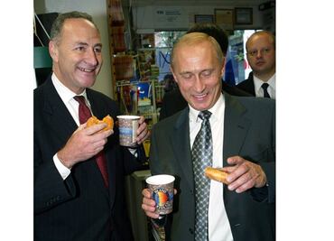 Trump pide investigar lazos del líder demócrata del Senado con Putin