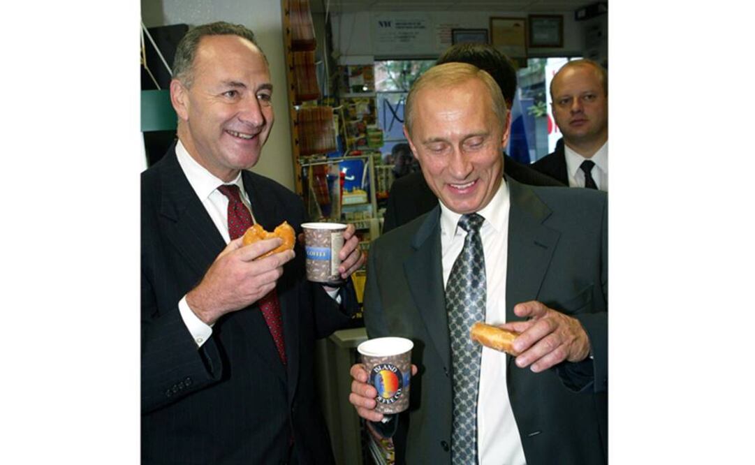 La foto, que fue tomada el 26 de septiembre de 2003, muestra al ahora presidente ruso Vladimir Putin junto al senador Charles Schumer, durante la visita del ruso a la primera gasolinera de NY de la compañía Lukoil (Foto: AP)