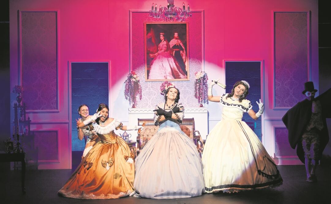  Un grupo de amigas se reúnen para charlar acerca de personajes representativos de la cultura de nuestro país como Maximiliano y Carlota, Benito Juárez, Porfirio Díaz y Hernán Cortés.