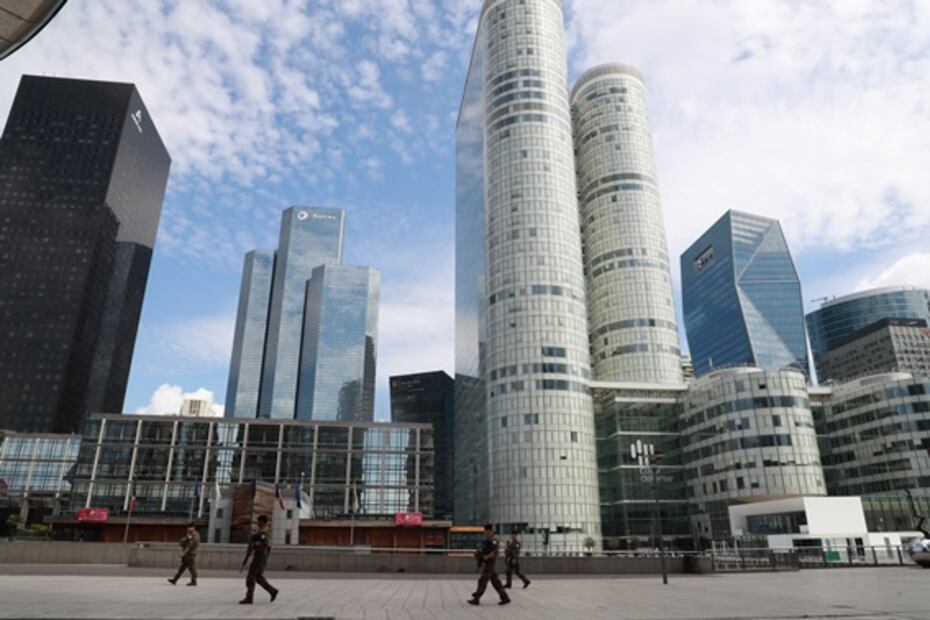 Tras 6 semanas de confinamiento, París luce cada vez más transitada