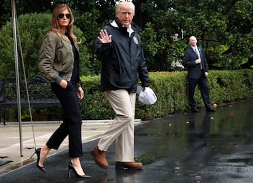 Critican a Melania Trump por llevar tacones para visitar zona devastada por "Harvey"