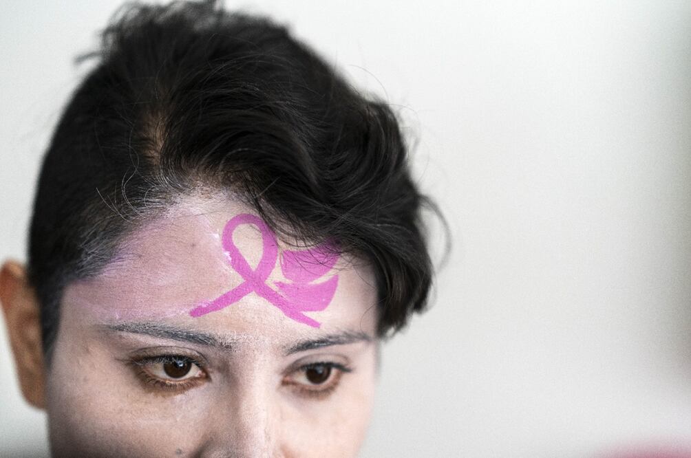 Estefanía, de 29 años, en una sesión de maquillaje para una campaña realizada por la organización Cáncer de Mama México. Foto: Xinhua 