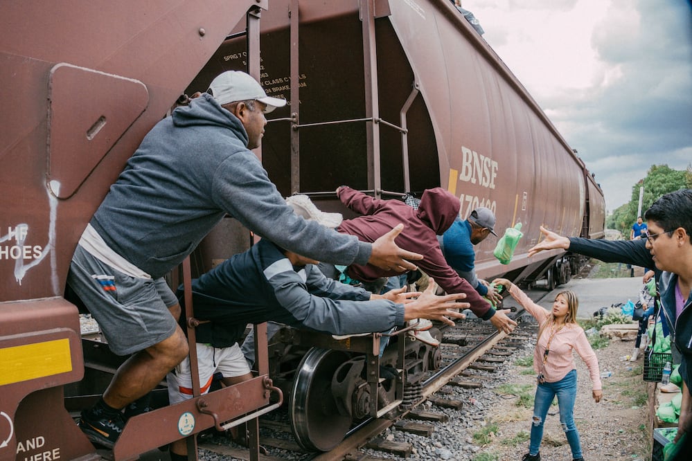 A través de grupos de Whatsapp con los trabajadores de Ferromex, estos grupos solidarios son informados sobre los horarios y la cantidad de migrantes que irán a bordo. Foto: Diana Valdez | El Universal