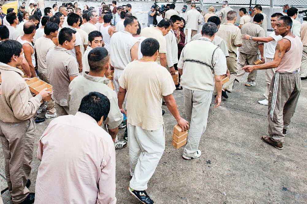 El asesinato ocurrió ayer al medio día cerca de la cancha de futbol del penal ubicado a un costado del de Santa Martha Acatitla (ARCHIVO EL UNIVERSAL)