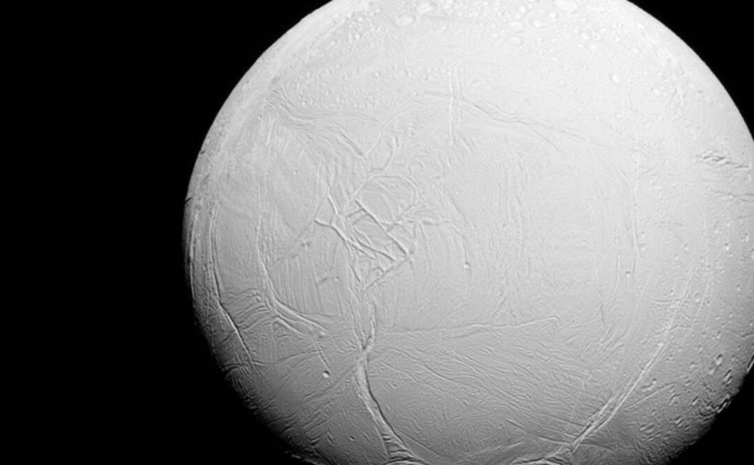Los expertos ansían conocer más sobre la composición química de los vapores helados de Enceladus. Foto: NASA